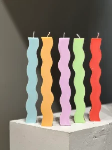 Vela Artesanal Wavy Colors - Velas Artesanales: Ideas para Regalos Únicos y Personalizados